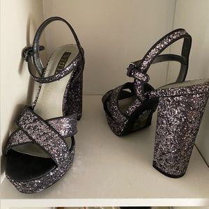 Vera Wang White collection 4” platform heels dark silver glitter 8.5M